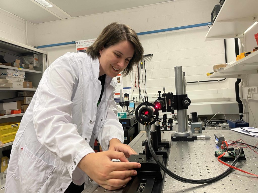 Master Photonics Student Yamila Borsch in the lab working on a laser setup